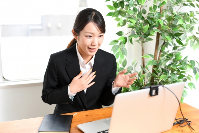 web面接に臨むリクルートスーツの女性