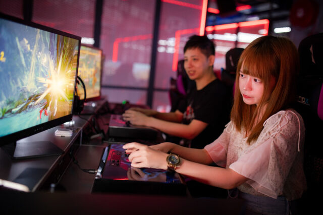 ゲームオフ会でゲームをする人たち