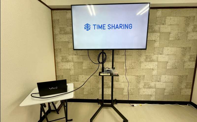 【モニターから出ているHDMIケーブルとお手持ちの機器を繋げるだけで簡単に映ります!】 - TIME SHARING 秋葉原 和泉ビル203の写真