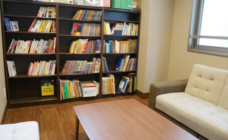 参考書もカラフルポップなインテリアに