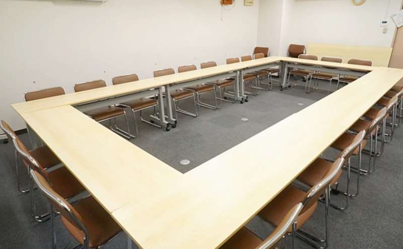 テーブルの数は8台、3人掛けで最大24名ご着席いただけます