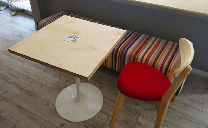 オシャレなカフェテーブルとイス