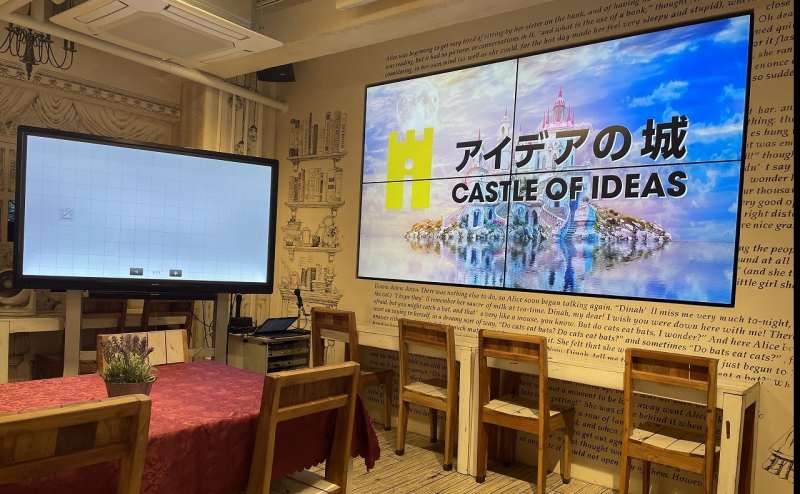 120インチの大型モニターと電子黒板でセミナーにもご利用いただけます
