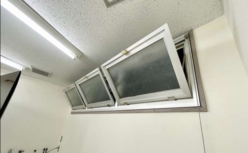 【会議室前方の窓は開閉可能です】 - TIME SHARING 神保町 樋谷ビル5Aの写真