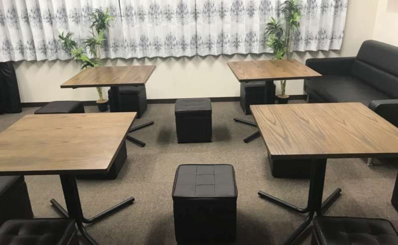 レイアウト自由。カフェテーブルと椅子でさまざまなバリエーションをお楽しみいただけます