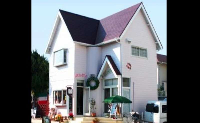 桜色をした三角屋根が目印です。1時間500円の格安。グリーンライン「都筑ふれあいの丘駅」から徒歩10分