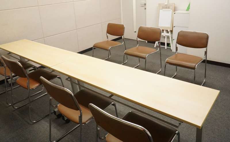 面接や面談にぴったりの広すぎないコンパクトな大きさの会議室です