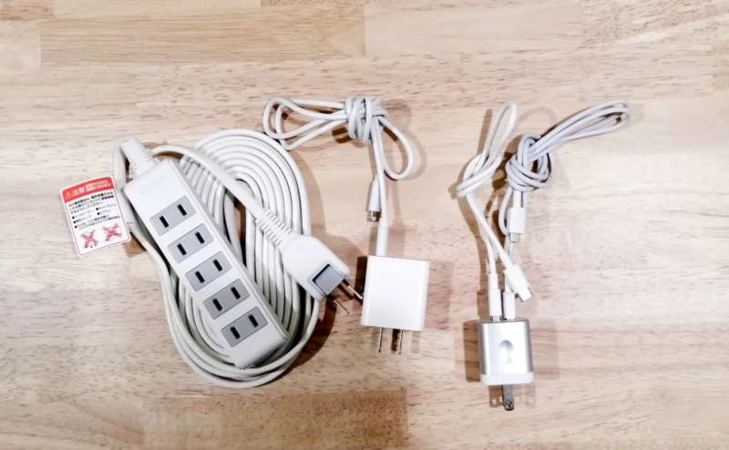 スマホ充電器と延長コードをご用意しました。スマホやタブレットの充電にご利用ください