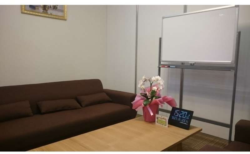 ソファの応接室も同時レンタル可能です。お問い合わせください