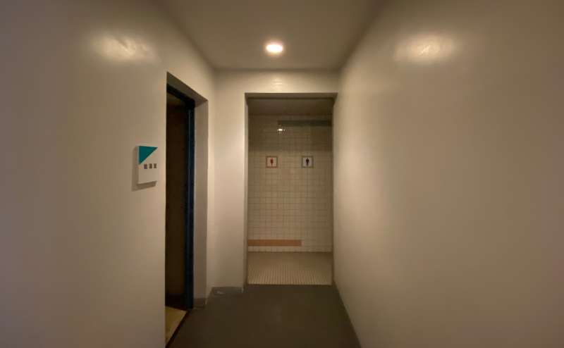 共用部のトイレと給湯室。ルールを守ってお使い下さい。