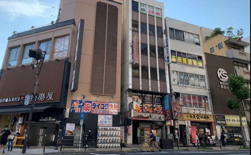 一番左が「日本橋駅」②出入口のあるパチンコ屋、その２件隣にお越しください。