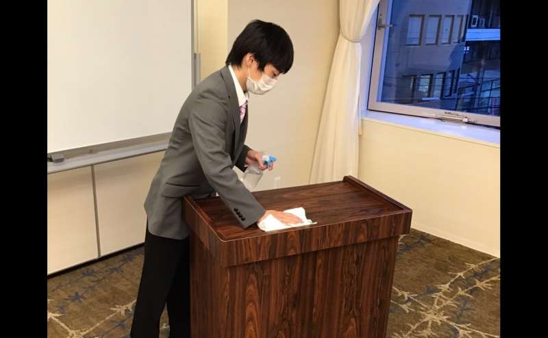 ホール内の机、椅子、備品はすべて消毒いたします