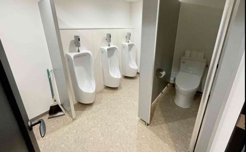 【男性トイレ(小便器×3,個室×1)】 - TIME SHARING 新宿御苑前 壱丁目参番館8Aの写真