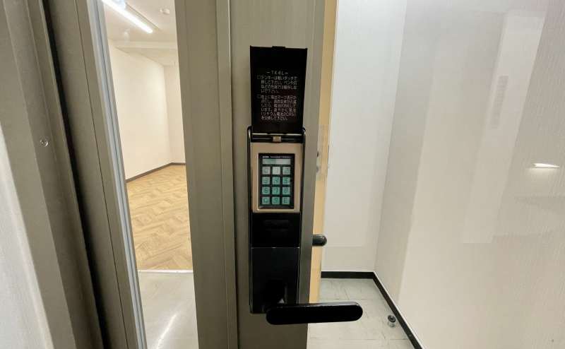 【7階共用扉の電子錠を開錠し、中にお入りください。※会議室に鍵はありません】 - TIME SHARING 四谷7Bの写真