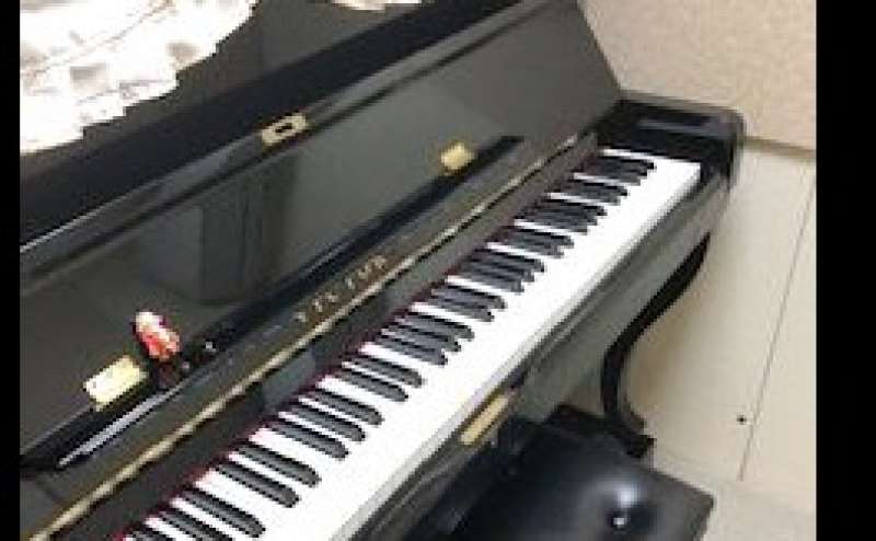 アップライトピアノです。機種は珍しいビクター。いい音しますよ。