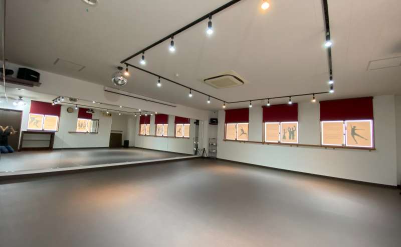 床はダンスに最適なアリーナ仕様。衝撃吸収性・抗菌性に優れ適度な反発性・防潤性があります。