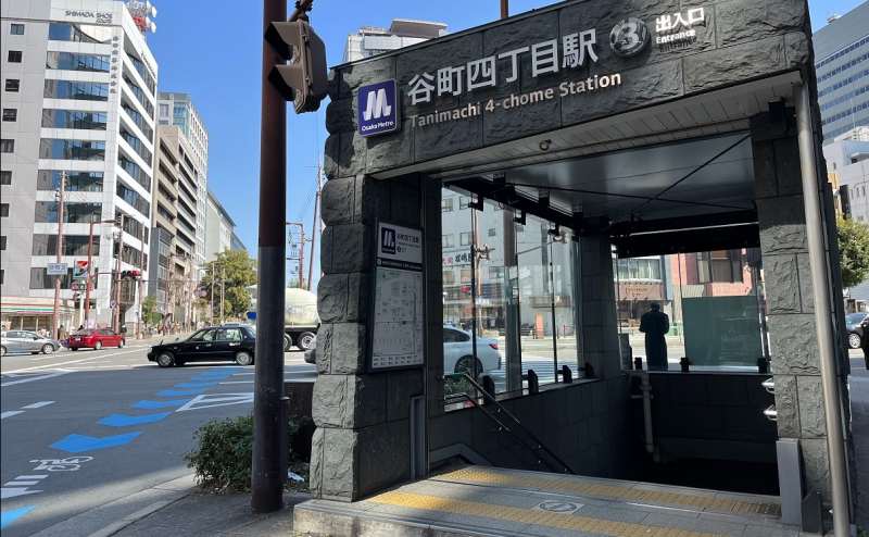 １．「谷町四丁目駅」③出入口を上がってください。 ２．③出入口をでて、本町通を西側に進みます。