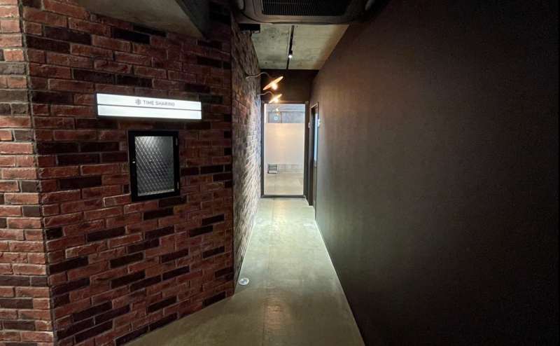 【右側の廊下を進むと「8B」会議室です】 - TIME SHARING 田町赤羽橋 8Bの写真