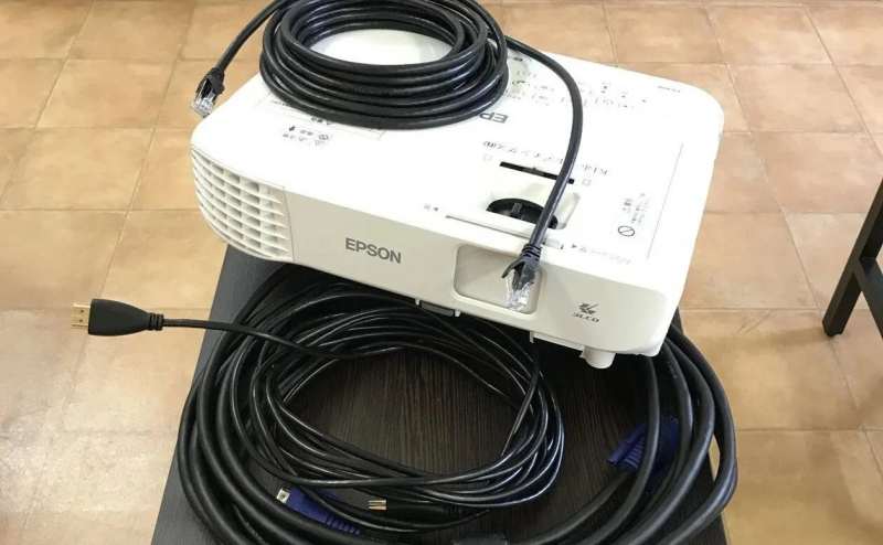 当貸会議室におきましては、プロジェクター+100inchスクリーンのご利用も無料となります。