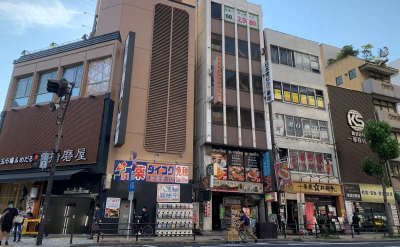一番左が「日本橋駅」②出入口のあるパチンコ屋、その２件隣にお越しください。