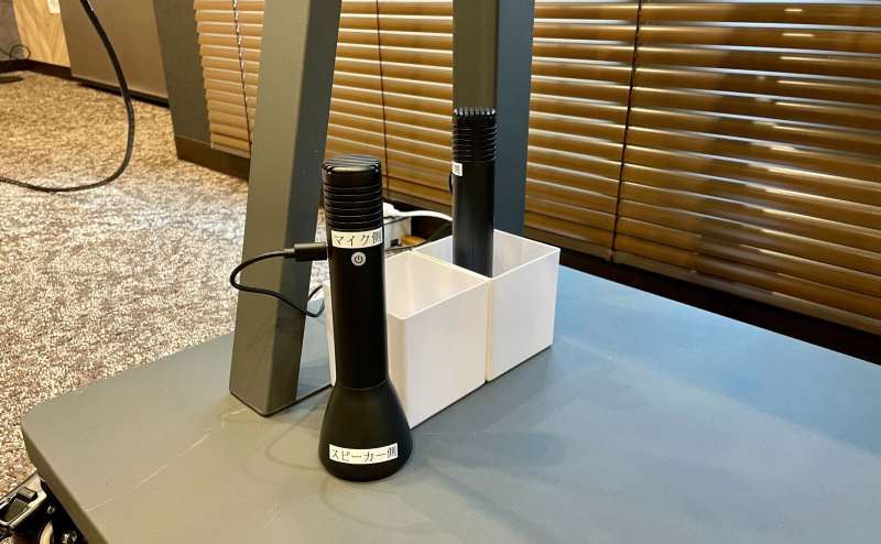 【ハンドマイク型拡声器も無料備品でご用意しているので、ご自由にお使いください。※モニター台の下段に置いています】 - TIME SHARING 田町赤羽橋 8Aの写真