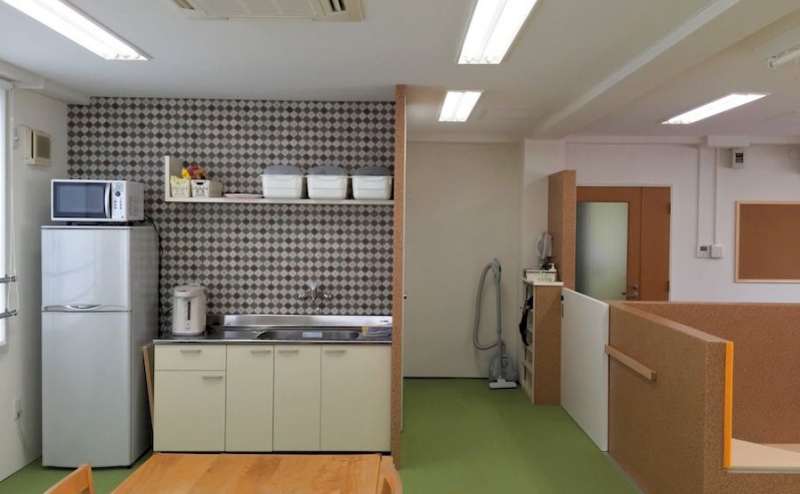 キッチンには冷蔵庫、湯沸かしポット、電子レンジなどございます。ご自由にご利用ください