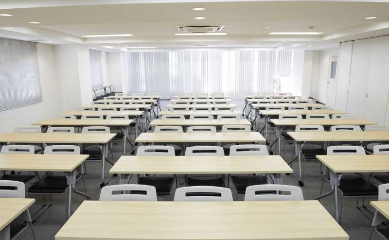 会議室内の様子。演台のある正面より。