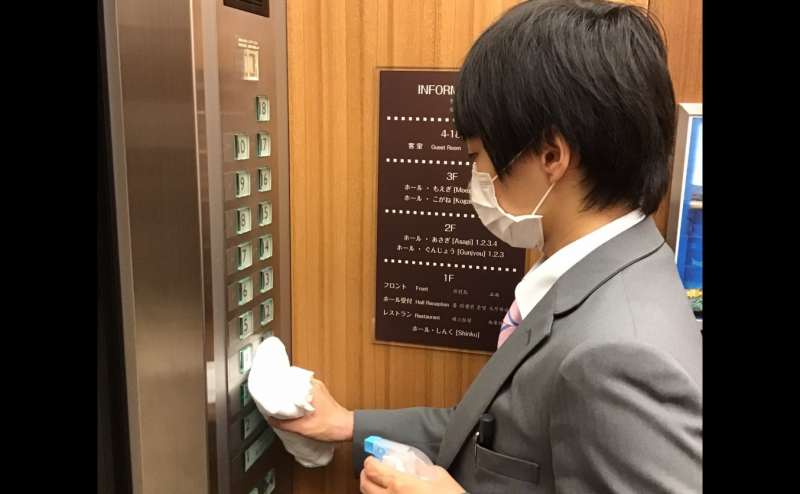 館内共有部分の消毒も定期的に行います。