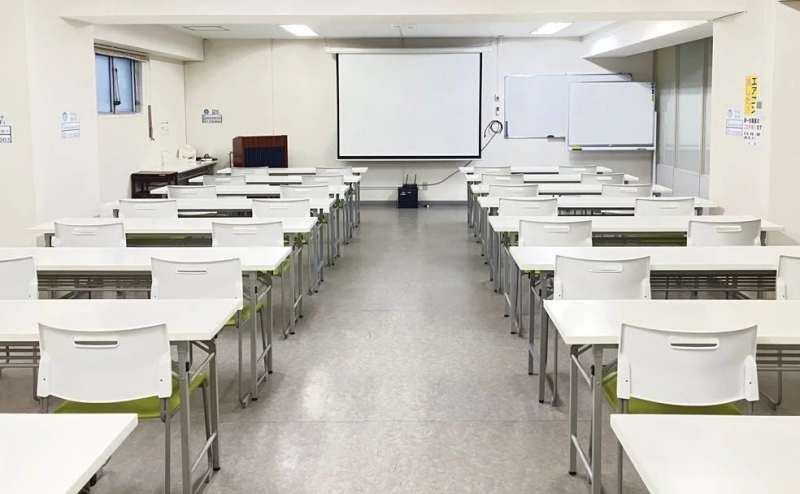 第一会議室は収容人数は40人(最適人数)~3名掛け最大60人。会場面積は96m²となります。