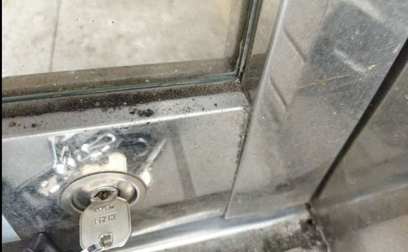 ドアノブにキーボックスが掛けられています。鍵を取り出して、写真の足元の鍵穴を開錠してご利用ください。