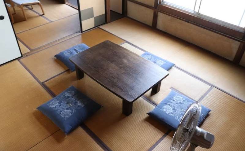 夏にはテーブルと座布団で。窓からの光が気持ちの良いスペースです