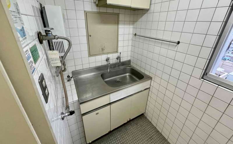 【7階のエレベーター横に流し台もございます。手洗い場としてご利用ください。※飲み残しや食べ残しを流す行為は禁止しております】 - TIME SHARING 新宿7Aの写真