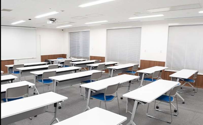 広さ62.8㎡の駅近会議室。お気軽にご利用いただけます。最大収容人数25名様