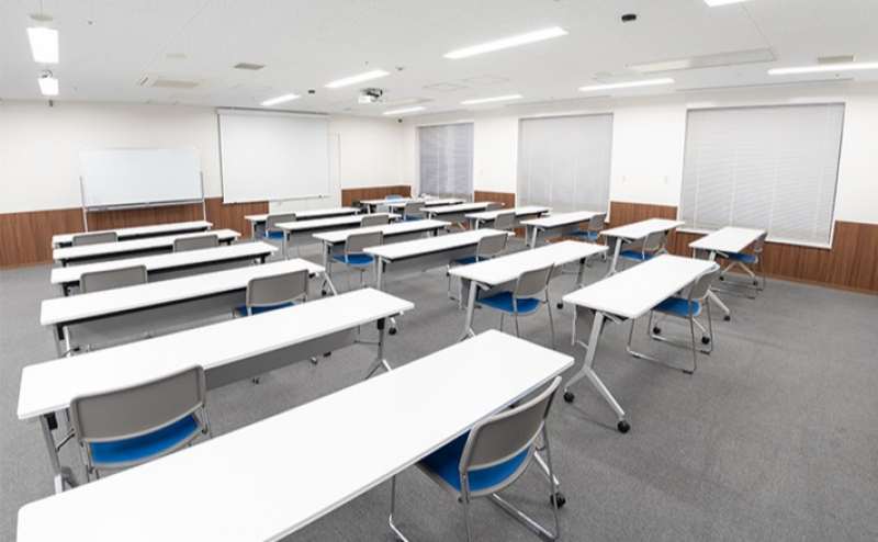 最大収容人数36名様。76.2㎡の広さの駅近会議室。お気軽にご利用いただけます