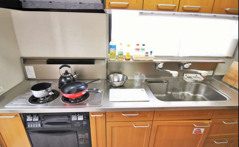 キッチンスペース　電子レンジ・トースター・冷蔵庫・ポット・調理用具（フライパン・包丁など）