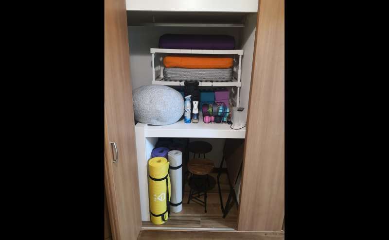 ヨガ、フィットネスなどの備品です。お部屋の棚の中にございます。