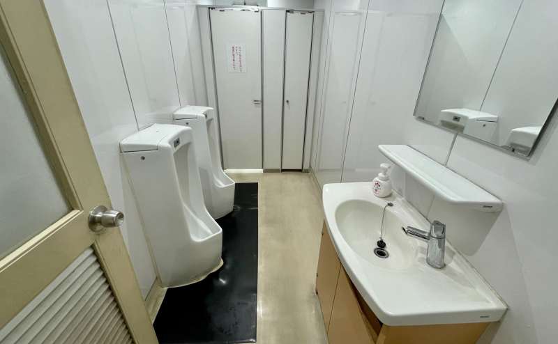【男子トイレ:個室2、小便器1】 - TIME SHARING 新宿9Aの写真