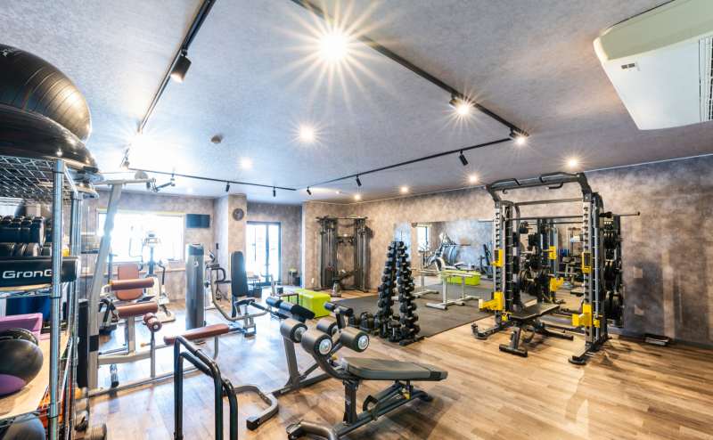 【Private Gym 健】「愛知県最大級」完全個室の広々と綺麗でマシン豊富のワンランク上を行くジム。駐車場2台完備（名古屋市中村区）