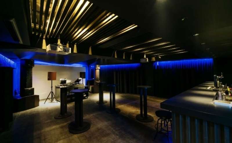 【音響設備・大型スクリーン完備!】100名まで収容可能のサウンドBAR