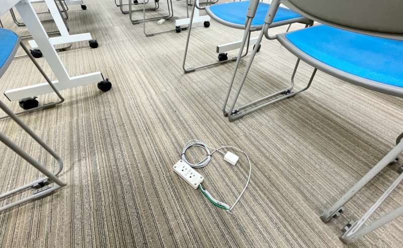【壁だけでなく床からも電源タップが伸びており、多数の電源コンセントをお使いいただけます。詳細は図面をご覧ください】 - TIME SHARING 代々木駅西口前の写真