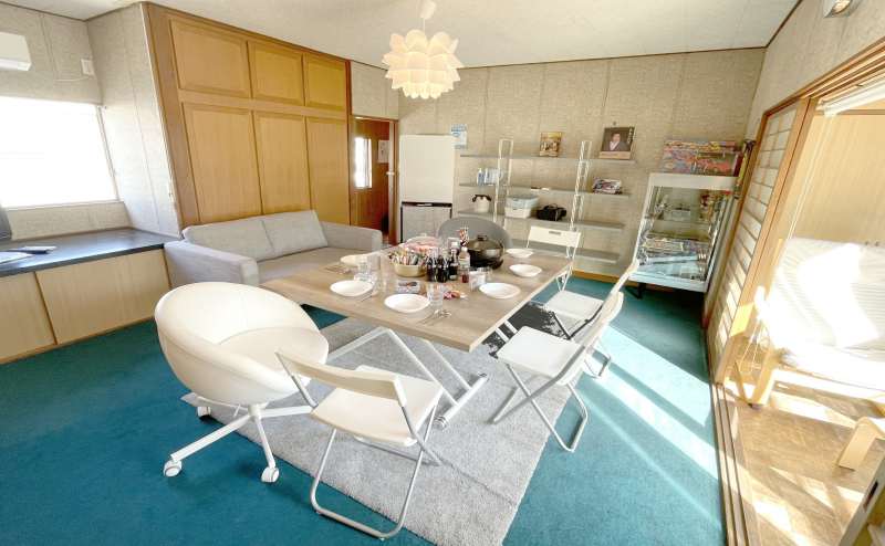 レトロなお部屋でパーティー！折り畳みの椅子をご用意しておりますので10名着席可能。