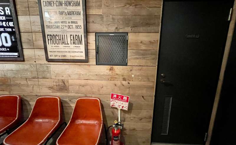 【会議室の電気スイッチは、廊下の共用トイレの横にある黒いパネルを開けるとあります】 - TIME SHARING 田町赤羽橋 8Cの写真