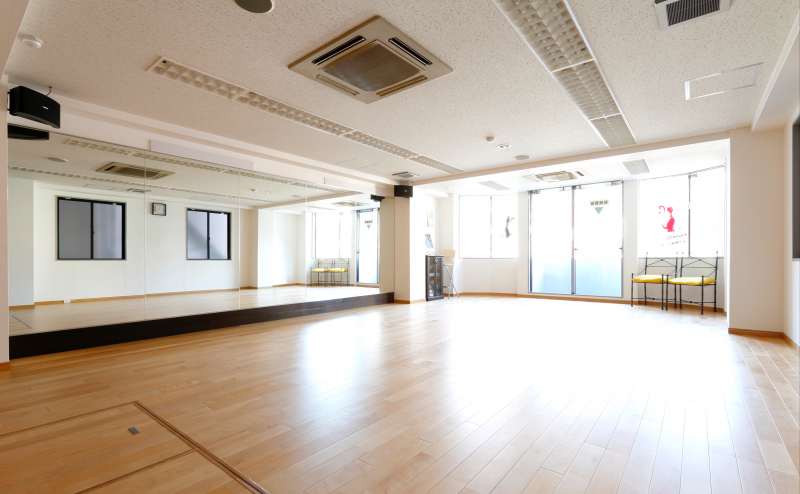 新宿 曙橋にある靖国通りに面した明るいダンススタジオ　Las Danzas in Tokyo