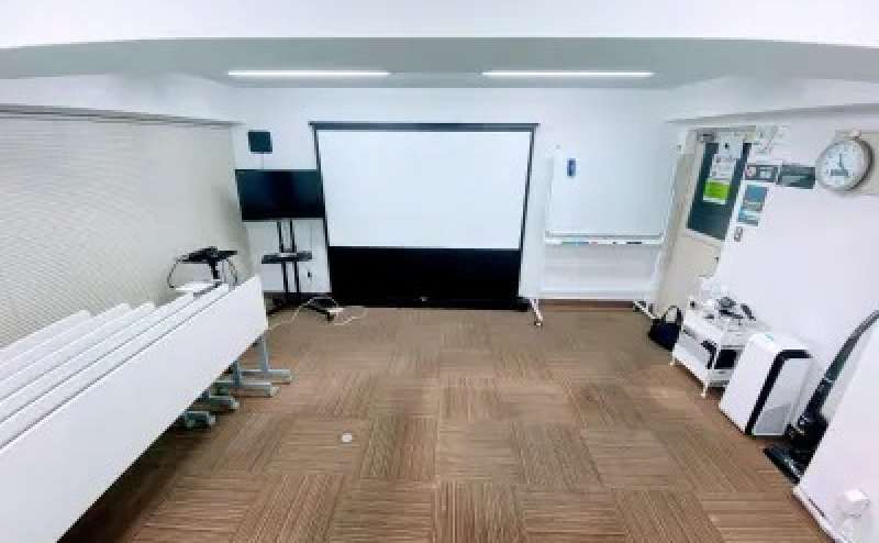椅子と机を片付けて広々としたフロアに。ヨガやストレッチの会場としてもご利用いただけます