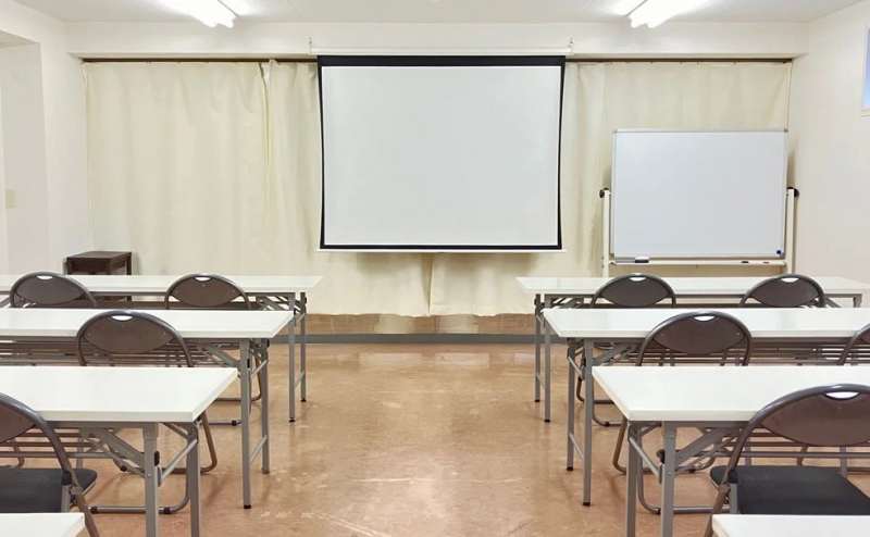 第四会議室は収容人数16人(最適人数)~3名掛け最大24人。会場面積は34m²となります。