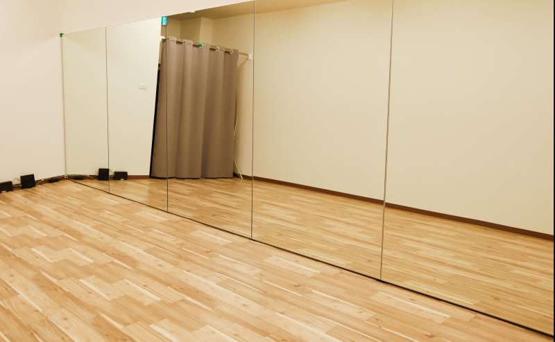 高さ1.8m幅1.2mの鏡が5枚並んでおります。4名ほどまでが並んで動けます。