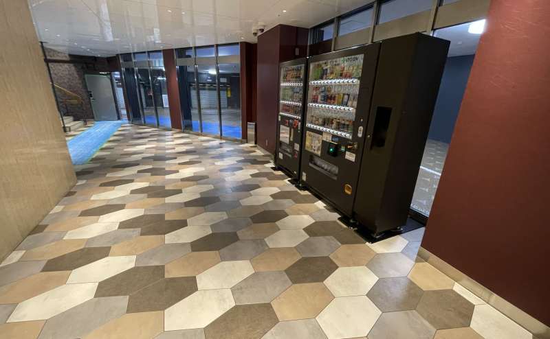 【1階エレベーターホールには自動販売機が2台あります】 - TIME SHARING 渋谷ワールド宇田川ビル9Bの写真