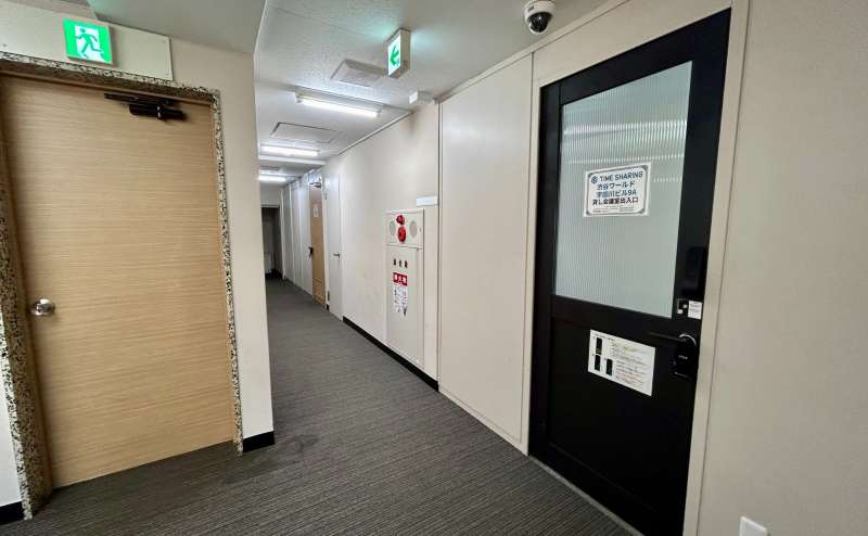 【エレベーターを降りると正面に9Aの入り口があり、その奥が9Bのお部屋です。】 - TIME SHARING 渋谷ワールド宇田川ビル9Bの写真