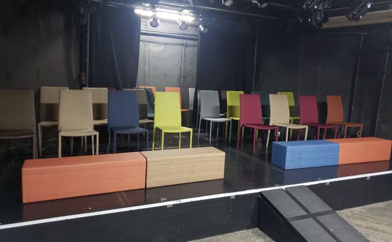 舞台を客席にして公演を行うこともあります