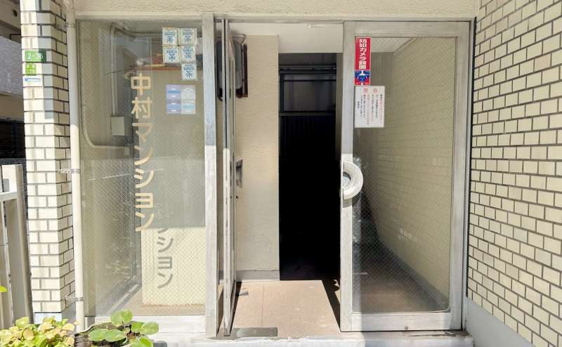 建物の外観、入り口です。